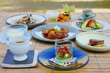<em>《6月のコース料理 Bコース》</em><br />
食前のお愉しみ アミューズ・グール<br />
蓮根が入ったフラン オマール海老のビスクソース<br />
鱧のエスカベッシュと季節野菜の彩りサラダ<br />
フォワグラと白桃のソテー 桃風味の赤ワインソース<br />
ゴールドラッシュの冷たいクリームスープ<br />
甘鯛のカリカリポワレ 香草バターソース<br /><br />
仔牛フィレ肉とリ・ド・ヴォーのパネ ソース・ディアブル<br />
又は<br />
鳥取産 黒毛和牛フィレ 又は ロースステーキ<br />
<br />
デザート<br />
コーヒー