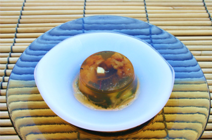 <br /><br />食前のお愉しみ アミューズ・グール<br /><br />鱧の付け焼きと<br />夏野菜のポン酢ジュレ・アスピック