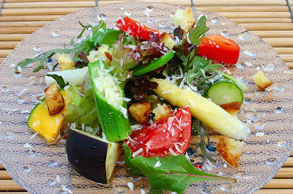 <br /><br />季節野菜の彩りシーザーサラダ