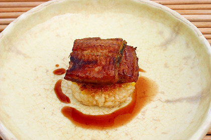 <br /><br />赤ワインで蒸した鰻の蒲焼きと<br />鰻ダレの焼きリゾット