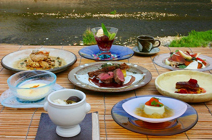 <em>《9月のコース料理 Bコース》</em><br />
食前のお愉しみ アミューズ・グール<br />
鱧の子が入ったフラン 名残り鱧と丹波産大黒本しめじ<br />
生ハム、いちぢくのマリネと季節野菜の彩りサラダ<br />
フォワグラのソテー フランボワーズソース<br />
“インカのめざめ”の冷たいクリームスープ“ヴィシソワーズ”<br />
甘鯛のカリカリポワレ 香草バターソース<br /><br />
仔羊のロースト 赤ワインソース<br />
又は<br />
鳥取産 黒毛和牛フィレ 又は ロースステーキ<br />
<br />
デザート<br />
コーヒー