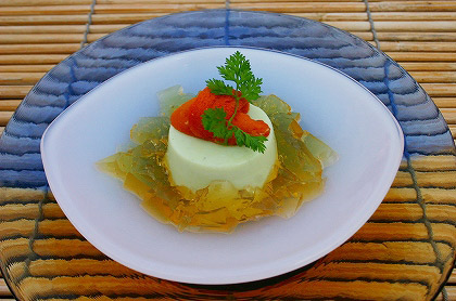 <br /><br />食前のお愉しみ アミューズ・グール<br /><br />黒枝豆のブランマンジェ トマトのジュレ<br />生ウニ飾り