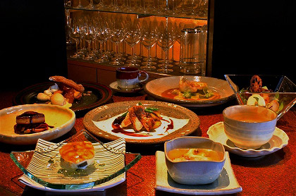 <em>《10月のコース料理 Bコース》</em><br />
食前のお愉しみ アミューズ・グール<br />
百合根が入ったフラン オマール海老と鱧、松茸の土瓶蒸し風<br />
根菜のフライと季節野菜の彩りサラダ<br />
フォワグラのソテーと紫芋のタルト 赤ワインソース<br />
いろいろキノコのクリームスープ<br />
甘鯛のカリカリポワレ 白ワインとオマールビスク 二色のソース<br /><br />
秋のジビエ 山鶉のロースト そのジュと赤ワインのソース<br />
又は<br />
鳥取産 黒毛和牛フィレ 又は ロースステーキ<br />
<br />
デザート<br />
コーヒー