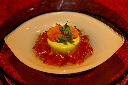 <br /><br />食前のお愉しみ アミューズ・グール<br /><br />うすいえんどう豆のブランマンジェと<br />コンソメのアスピック<br />生うに飾り