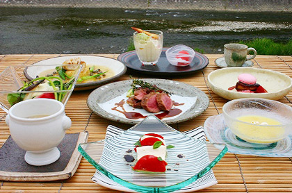 <em>《6月のコース料理 Bコース》</em><br />
食前のお愉しみ アミューズ・グール<br />
大黒本シメジが入ったフラン 生湯葉の鱧そぼろあんかけ<br />
三種類のアスパラガスと季節野菜の彩りサラダ<br />
フォワグラのソテー マカロン見立て ソース・フランボワーズ<br />
スイートコーンの冷たいクリームスープ<br />
甘鯛のカリカリポワレ 焦がしバターのソース<br /><br />
仔羊のロースト そのジュと香草風味の赤ワインソース<br />
又は<br />
黒毛和牛フィレ 又は ロース肉のステーキ<br />
<br />
デザート<br />
コーヒー