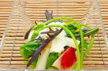 <br /><br />三種類のアスパラガスと<br />季節野菜の彩りサラダ