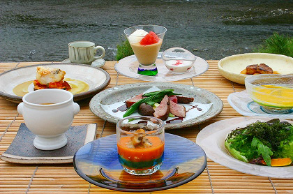 <em>《7月のコース料理 Bコース》</em><br />
食前のお愉しみ アミューズ・グール<br />
百合根が入ったフラン オマール海老のビスクソース<br />
海ぶどうと夏野菜の彩りサラダ<br />
フォワグラと白桃のソテー 桃風味のソース<br />
栗マロン南瓜の冷たいクリームスープ<br />
甘鯛のカリカリポワレとラタトゥイユ ソース・サフラネ<br /><br />
京都産 鴨のロースト カシス風味の赤ワインソース<br />
又は<br />
黒毛和牛フィレ 又は ロース肉のステーキ<br />
<br />
デザート<br />
コーヒー