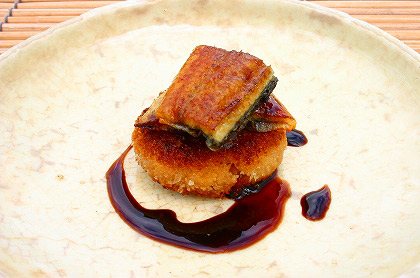 <br /><br />赤ワインで蒸した鰻の蒲焼きと<br />“うなだれ”のライスコロッケ