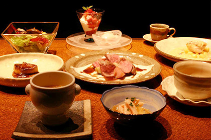 <em>《12月のコース料理 Bコース》</em><br />
食前のお愉しみ アミューズ・グール<br />
クワイが入ったフラン 上海ガニのフカヒレソース<br />
キノコのマリネと季節野菜の彩りサラダ<br />
フォワグラのソテーとミックスベリーのシュトーレン<br />
オニオンスープ パルメザン風味<br />
甘鯛のカリカリポワレ クラムチャウダーソース<br /><br />
鳥取県産 鹿肉のソテー 黒胡椒風味の赤ワインソース<br />
又は<br />
黒毛和牛フィレ肉 又は ロース肉のステーキ<br />
<br />
デザート<br />
コーヒー