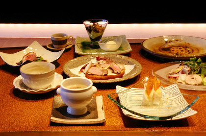 <em>《1月のコース料理 Bコース》</em><br />
食前のお愉しみ アミューズ・グール<br />
クワイが入ったフラン スッポンの丸吸い仕立て<br />
フォワグラのテリーヌと季節野菜の彩りサラダ<br />
京都産 仔鴨と九条ネギの諸味味噌風味<br />
ポテトのポタージュスープ “ パルマンティエ ”<br />
甘鯛のカリカリポワレと蓮根餅 焦しバターのソース<br /><br />
鳥取産 イノシシ肉のロースト 黒胡椒風味の赤ワインソース<br /><br />
又は<br />
<bold>・・・ プラス1,000円で ・・・</bold><br />
特選黒毛和牛 “ 花乃牛 ” のステーキ取り合わせ<br />
<br />
デザート<br />
コーヒー