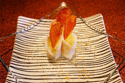 <br /><br />食前のお愉しみ アミューズ・グール<br /><br />ボッタルガとクリームチーズのムース<br>自家製千枚漬けの門松見立て