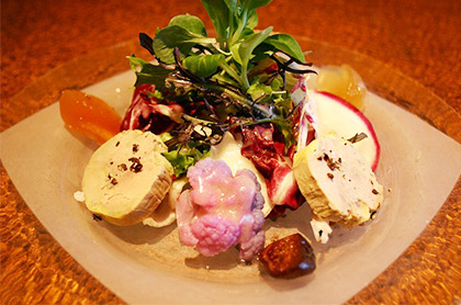 <br /><br />フォワグラのテリーヌと<br />季節野菜の彩りサラダ
