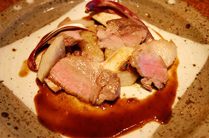 <br /><br />鳥取産 イノシシ肉のロースト<br />黒胡椒風味の赤ワインソース