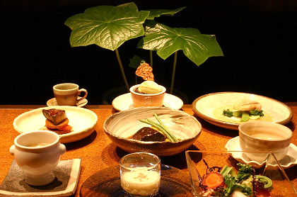 <em>《2月のコース料理 Bコース》</em><br />
食前のお愉しみ アミューズ・グール<br />
百合根が入ったフラン 河豚の清汁仕立て<br />
いろいろ山菜と季節野菜の彩りサラダ<br />
フォワグラのソテーとイチゴ風味のパン・デ・ピス<br />
<small>辻農園野菜のスープ・ノルマンド</small><br />
甘鯛のカリカリポワレ 香草風味のソース・エミリューション<br />
特選黒毛和牛 “ 花乃牛 ” バラ肉の赤ワイン煮込み<br />
又は<br />
<bold>・・・ プラス1,000円で ・・・</bold><br />
特選黒毛和牛 “ 花乃牛 ” のステーキ取り合わせ<br />
<br />
デザート<br />
コーヒー