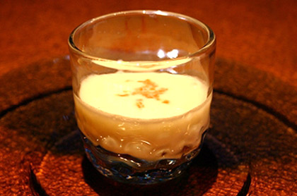 <br /><br />食前のお愉しみ アミューズ・グール<br /><br />オマール海老とルガールチーズ、<br>香味野菜をヤーコンのピューレで
