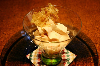 <br /><br />食前のお愉しみ アミューズ・グール<br /><br />オマール海老とルガールチーズ、<br>香味野菜をオマールビスクのエスプーマで