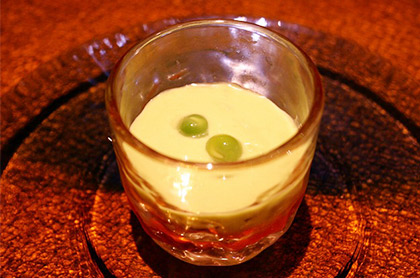 <br /><br />食前のお愉しみ アミューズ・グール<br /><br />パルマ産 生ハムとホワイトアスパラ、<br>ルガールチーズをウスイエンドウのクーリで