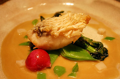 <br /><br />甘鯛のカリカリポワレと春野菜のソテー<br />ソース・エミリューション