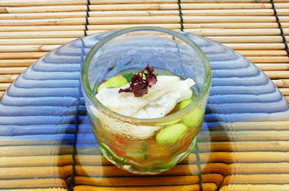<br /><br />食前のお愉しみ アミューズ・グール<br /><br />鱧の炙りと枝豆、<br>夏野菜のコンソメ・アスピック