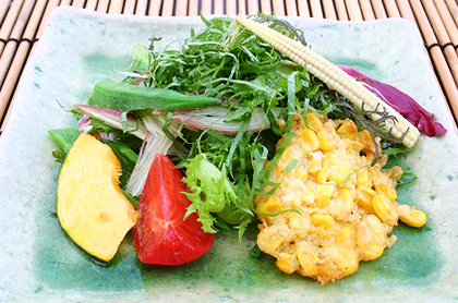<br /><br />夏野菜の彩りサラダ<br />トウモロコシのベニエを添えて