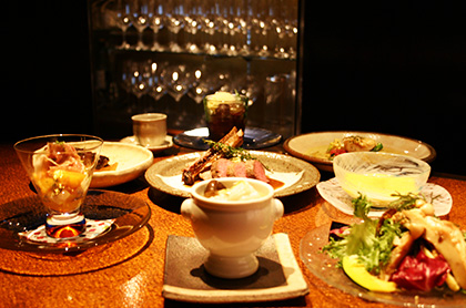 <em>《9月のコース料理 Bコース》</em><br />
食前のお愉しみ アミューズ・グール<br />
鱧の子が入ったフラン 名残鱧と大黒本シメジの清汁仕立て<br />
いろいろキノコのマリネと季節野菜の彩りサラダ<br />
<small>フォワグラのソテーとミックスベリーのタルト べリーソース</small><br />
<big>バターナッツの冷たいクリームスープ</big><br />
甘鯛のカリカリポワレ 香草風味のブール・ノワゼット<br />
仔羊のロースト ジュ・ダニョーと赤ワインのソース<br />
又は<br />
<bold>・・・ プラス1,000円で ・・・</bold><br />
特選黒毛和牛 “ 花乃牛 ” のステーキ取り合わせ<br />
<br />
デザート<br />
コーヒー