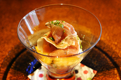 <br /><br />食前のお愉しみ アミューズ・グール<br /><br />パルマ産生ハムと黄桃、<br>ルガールチーズのジェノベーゼ風