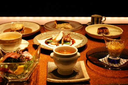 <em>《10月のコース料理 Bコース》</em><br />
食前のお愉しみ アミューズ・グール<br />
銀杏が入ったフラン オマール海老のビスクソース<br />
花乃牛ウチヒラ肉のローストと季節野菜の彩りサラダ<br />
<small>フォワグラのソテーとリヨネーズ・ポテト バルサミコソース</small><br />
<big>西洋人参のクリームスープ</big><br />
甘鯛のカリカリポワレ ポルチーニのクリームソース<br />
秋のジビエ 山鶉のロースト そのジュと赤ワインのソース<br />
又は<br />
<bold>・・・ プラス1,000円で ・・・</bold><br />
特選黒毛和牛 “ 花乃牛 ” のステーキ取り合わせ<br />
<br />
デザート<br />
コーヒー