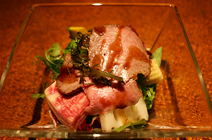 <br /><br />花乃牛ウチヒラ肉のローストと<br />季節野菜の彩りサラダ