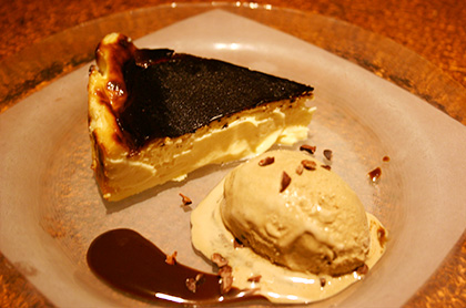 <br /><br />デザートの取り合わせ<br /><br />バスク風 チーズケーキ<br />コーヒーのアイスクリーム