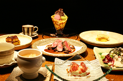 <em>《11月のコース料理 Bコース》</em><br />
食前のお愉しみ アミューズ・グール<br />
クワイが入ったフラン ズワイガニとフカヒレの上湯ソース<br />
“辻農園”のカブラと季節野菜の彩りシーザーサラダ<br />
<small>フォワグラのソテーとパン・デ・ピス、安納芋のミアス ペリグーソース</small><br />
<big>菊芋のポタージュスープ</big><br />
甘鯛のカリカリポワレ ブールブランソース<br />
秋のジビエ 山鳩のロースト そのジュと赤ワインのソース<br />
又は<br />
<bold>・・・ プラス1,000円で ・・・</bold><br />
特選黒毛和牛 “ 花乃牛 ” のステーキ取り合わせ<br />
<br />
デザート<br />
コーヒー