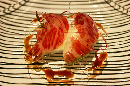<br /><br />食前のお愉しみ アミューズ・グール<br /><br />“花乃牛”ブレザオラと<br />洋梨のグレービーソース