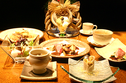 <em>《1月のコース料理 Bコース》</em><br />
食前のお愉しみ アミューズ・グール<br />
千代呂木が入ったフラン スッポンの丸吸い仕立て<br />
季節野菜の彩りサラダ ゴマ風味のドレッシング<br />
<small>京鴨と九条ネギ 諸味味噌と赤ワインのソース</small><br />
<big>ブルターニュ産 オマール・ブルーのビスクスープ</big><br />
甘鯛のカリカリポワレと蓮根餅 焦しバターソース<br />
冬のジビエ 鳥取県産 イノシシ肉のロースト 赤ワインソース<br />
又は<br />
<bold>・・・ プラス1,000円で ・・・</bold><br />
特選黒毛和牛 “ 花乃牛 ” のステーキ取り合わせ<br />
<br />
デザート<br />
コーヒー
