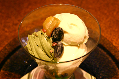 <br /><br />デザートの取り合わせ<br /><br />抹茶のムースとパンナコッタのパフェ<br />栗きんとんのアイスクリーム