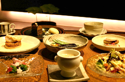 <em>《2月のコース料理 Bコース》</em><br />
食前のお愉しみ アミューズ・グール<br />
百合根が入ったフラン フグの清汁スープ<br />
季節野菜とベーコン、クルトンのミモザ風 彩りサラダ<br />
<small>フォワグラのソテー マカロン見立て フランボワーズソース</small><br />
<big>いろいろ野菜のポタージュスープ “ガルビュール”</big><br />
甘鯛のカリカリポワレとシュークルート、クスクスのセルクル仕立て<br />
特選黒毛和牛 “花乃牛”バラ肉の赤ワイン煮込み<br />
又は<br />
<bold>・・・ プラス1,000円で ・・・</bold><br />
特選黒毛和牛 “ 花乃牛 ” のステーキ取り合わせ<br />
<br />
デザート<br />
コーヒー