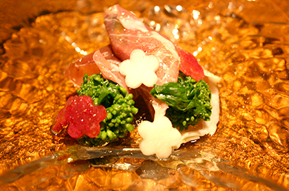 <br /><br />食前のお愉しみ アミューズ・グール<br /><br />石津農園の花菜のスペイン産 ハモン・セラーノ巻き