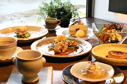 <em>《4月のコース料理 Bコース》</em><br />
食前のお愉しみ アミューズ・グール<br />
ノーザン・ルビーが入ったフラン オマール・ブルーのビスクソース<br />
<small>旬の小魚のフリットと季節野菜の彩りサラダ しば漬けのタルタルソース</small><br />
<small>若鶏とフォワグラのバロティーヌ リンゴと春キャベツのポルト酒風味</small><br />
<big>“スープ ド ポワソン” メルバトーストとグリエールチーズを添えて</big><br />
甘鯛のカリカリポワレ 香草風味のブールブランソース<br />
ピレネー産 ミルクラム肉のロースト そのジュと赤ワインのソース<br />
又は<br />
<bold>・・・ プラス1,000円で ・・・</bold><br />
特選黒毛和牛 “ 花乃牛 ” のステーキ取り合わせ<br />
<br />
デザート<br />
コーヒー