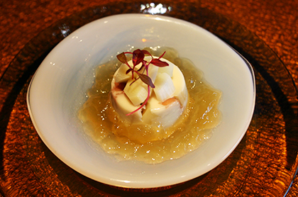 <br /><br />食前のお愉しみ アミューズ・グール<br /><br />菊芋と生ハムのブランマンジェ<br />ホワイトアスパラガスとコンソメジュレのアスピック