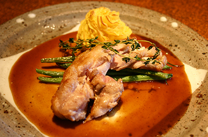 <br /><br />ピレネー産 ミルクラム肉のロースト<br />そのジュと赤ワインのソース