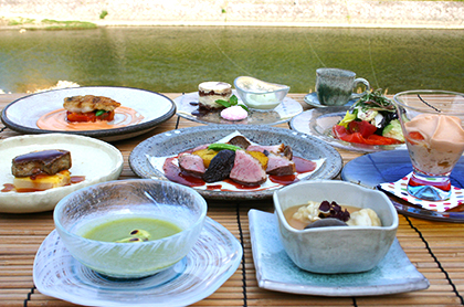 <span>※写真はイメージとなります</span><em>《5月のコース料理 Bコース》</em><br />
食前のお愉しみ アミューズ・グール<br />
ノーザン・ルビーが入ったフラン オマール・ブルーのビスクソース<br />
<small>稚鮎のフリットと季節野菜の彩りサラダ しば漬けのタルタルソース</small><br />
<small>若鶏とフォワグラのバロティーヌ リンゴと春キャベツのポルト酒風味</small><br />
<big>ジャガイモの冷たいクリームスープ “ヴィシソワーズ”</big><br />
甘鯛のカリカリポワレ 香草風味のブールブランソース<br />
ピレネー産 ミルクラム肉のロースト そのジュと赤ワインのソース<br />
又は<br />
<bold>・・・ プラス1,000円で ・・・</bold><br />
特選黒毛和牛 “ 花乃牛 ” のステーキ取り合わせ<br />
<br />
デザート<br />
コーヒー