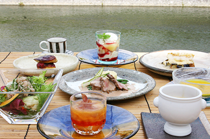 <span>※写真はイメージとなります</span><em>《7月のコース料理 Bコース》</em><br />
食前のお愉しみ アミューズ・グール<br />
大和芋が入ったフラン フカヒレの上湯ソース<br />
<small>鱧のエスカベッシュと季節野菜の彩りサラダ</small><br />
<small>フォワグラのソテーとフランボワーズのクラフティ</small><br />
<big>コリンキーの冷たいクリームスープ</big><br />
甘鯛のカリカリポワレと賀茂茄子のガレット ヴァンブランソース<br />
ブルターニュ産 仔牛フィレ肉のブランケット クスクスを添えて<br />
又は<br />
<bold>・・・ プラス1,000円で ・・・</bold><br />
特選黒毛和牛 “ 花乃牛 ” のステーキ取り合わせ<br />
<br />
デザート<br />
コーヒー