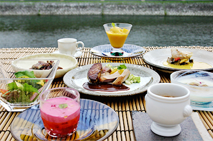 <span>※写真はイメージとなります</span><em>《8月のコース料理 Bコース》</em><br />
食前のお愉しみ アミューズ・グール<br />
“夏ずきん”が入ったフラン 花乃牛のブレゼとそのスープ<br />
<small>“海ぶどう”と季節野菜の彩りサラダ</small><br />
<small>赤ワインで蒸した鰻の蒲焼と赤米のリゾット</small><br />
<big>冬瓜の冷たいスープとコンソメの“パリソワーズ”</big><br />
甘鯛のカリカリポワレとラタトゥイユ ソース・サフラネ<br />
京都ポークとフォワグラのロッシーニ風 ペリグー・ソース<br />
又は<br />
<bold>・・・ プラス1,000円で ・・・</bold><br />
特選黒毛和牛 “ 花乃牛 ” のステーキ取り合わせ<br />
<br />
デザート<br />
コーヒー