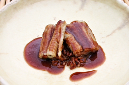 <br /><br />赤ワインで蒸した鰻の蒲焼と赤米のリゾット