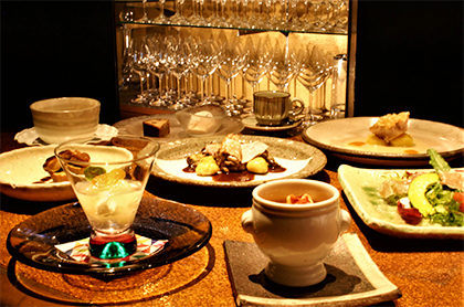<span>※写真はイメージとなります</span><em>《10月のコース料理 Bコース》</em><br />
食前のお愉しみ アミューズ・グール<br />
‟インカのめざめ”が入ったフラン オマール・ブルーのビスクソース<br />
<small>パルマ産生ハムと季節野菜の彩りサラダ</small><br />
<small>フォワグラのソテーとプルーンのタルト 赤ワインソース</small><br />
<big>セープ茸とシャンピニヨン ド パリのスープ カプチーノ仕立て</big><br />
甘鯛のカリカリポワレ ソース・エミリューション<br />
フランス産山鶉のロースト そのジュとブルゴーニュワインソース<br />
又は<br />
<bold>・・・ プラス1,000円で ・・・</bold><br />
特選黒毛和牛 “ 花乃牛 ” のステーキ取り合わせ<br />
<br />
デザート<br />
コーヒー