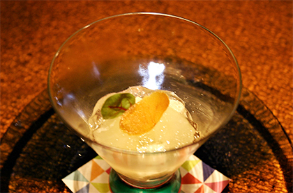 <br /><br />食前のお愉しみ アミューズ・グール<br /><br />ルガールチーズと洋梨のワインコンポートジュレ<br />ボッタルガを添えて