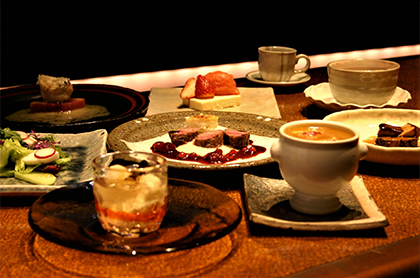 <span>※写真はイメージとなります</span><em>《12月のコース料理 Bコース》</em><br />
食前のお愉しみ アミューズ・グール<br />
百合根が入ったフラン オマール・ブルーのビスクソース<br />
<small>冬野菜とリーフ野菜の彩りサラダ</small><br />
<small>フォワグラのソテーと堀川ゴボウのキャラメリーゼ</small><br />
<big>伏見産 赤カブラのクリームスープ</big><br />
甘鯛のカリカリポワレ ブールブランソース<br />
鳥取県産 鹿ロース肉のポワレ 赤い果実のソース<br />
又は<br />
<bold>・・・ プラス1,000円で ・・・</bold><br />
特選黒毛和牛 “ 花乃牛 ” のステーキ取り合わせ<br />
<br />
デザート<br />
コーヒー