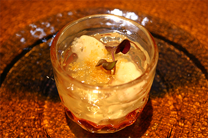 <br /><br />食前のお愉しみ アミューズ・グール<br /><br />カリフラワーのムースと野菜ブイヨンのジュレ<br />カラスミを散りばめて