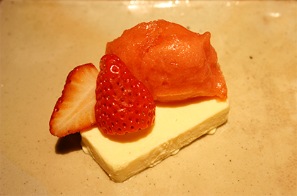 <br /><br />デザートの取り合わせ<br /><br />ホワイトチョコレートのテリーヌ<br />イチゴのシャーベット