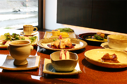 <span>※写真はイメージとなります</span><em>《1月のコース料理 Bコース》</em><br />
食前のお愉しみ アミューズ・グール<br />
海老芋が入ったフランとスッポンのスープ <br />
<small>冬野菜の彩りサラダ クリームドレッシング</small><br />
<small>フォワグラのソテーと大根のブイヨン煮 グランマニエ風味ソース</small><br />
<big>ポテトとリンゴのポタージュスープ</big><br />
甘鯛のカリカリポワレ ソース・サフラネ<br />
山陰産 猪ロース肉のポワレ ソース・ボルドレーズ<br />
又は<br />
<bold>・・・ プラス1,000円で ・・・</bold><br />
特選黒毛和牛 “ 花乃牛 ” のステーキ取り合わせ<br />
<br />
デザート<br />
コーヒー