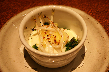 <br /><br />食前のお愉しみ アミューズ・グール<br /><br />京カブラの千枚漬とルガールチーズ<br />ゴールデンキャヴィア飾り