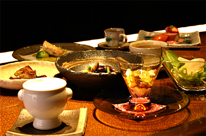 <span>※写真はイメージとなります</span><em>《3月のコース料理 Bコース》</em><br />
食前のお愉しみ アミューズ・グール<br />
百合根が入ったフラン 蛤のカプチーノ仕立て<br />
<small>京都府産 若筍と春野菜の彩りサラダ</small><br />
<small>フォワグラのソテーとラムレーズンのアングレーズ ミックスベリーソース</small><br />
<big>ポテトとトマトのポタージュスープ</big><br />
甘鯛のカリカリポワレ ソース・ブール ド エルブ<br />
特選黒毛和牛“花乃牛”バラ肉の赤ワイン煮込み<br />
又は<br />
<bold>・・・ プラス1,000円で ・・・</bold><br />
特選黒毛和牛 “ 花乃牛 ” のステーキ取り合わせ<br />
<br />
デザート<br />
コーヒー